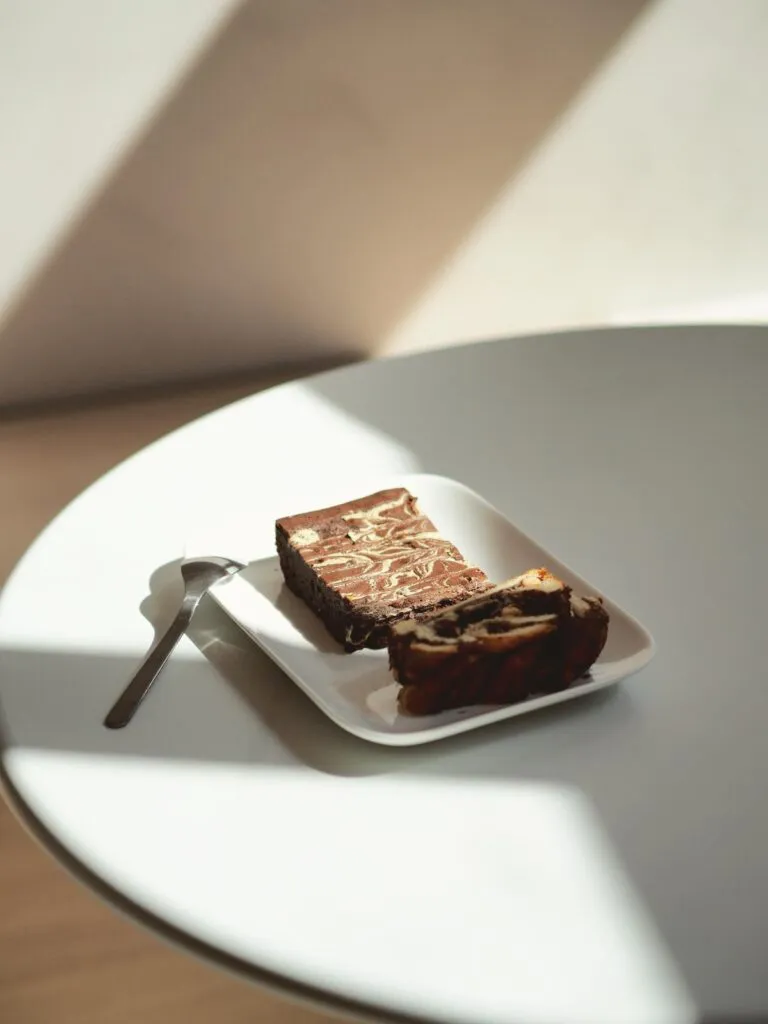 Brownie marbré sur assiette